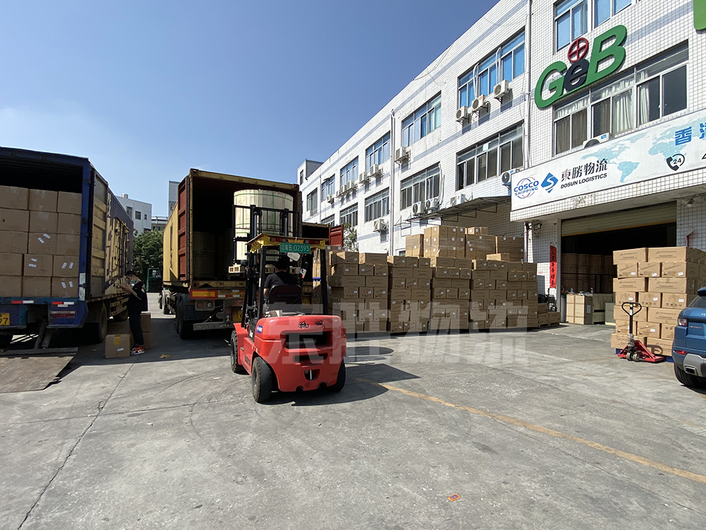 防護物資出口運輸；口罩裝車運輸?shù)较愀郯咐龍D