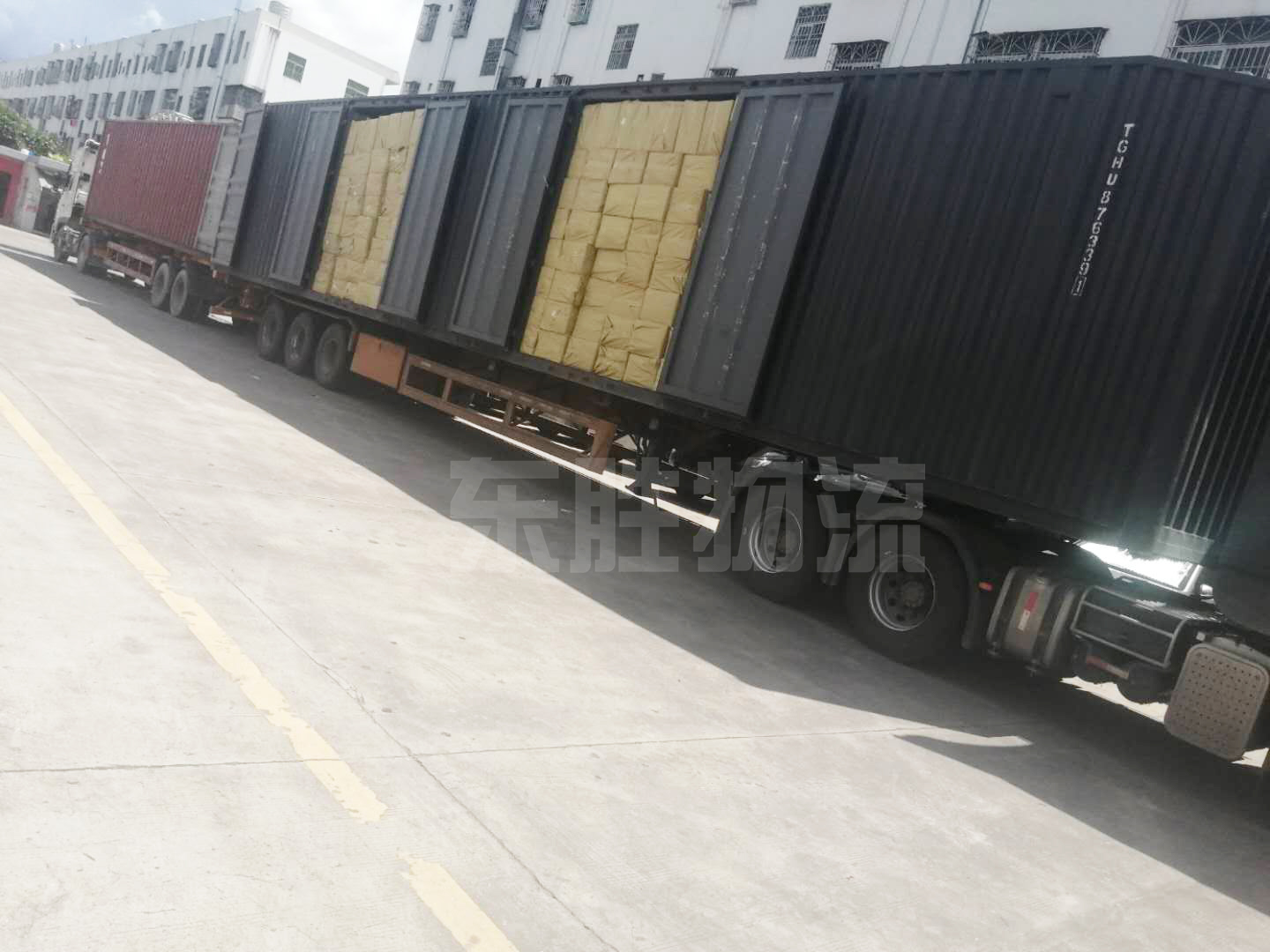 清遠發貨到香港，清遠到香港貨運專線，深圳東勝物流中港拖車裝車圖